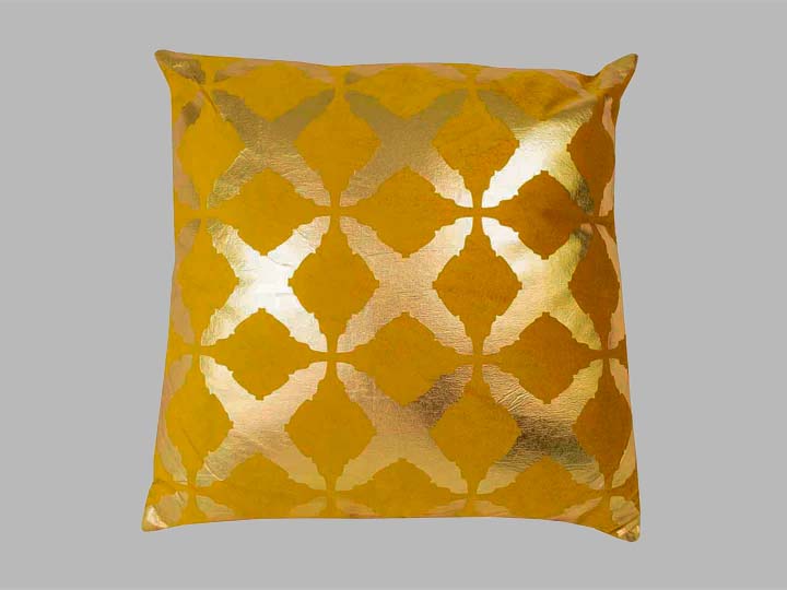 Cojín de ornato cuadrado amarillo con tres filas de taches en color dorado