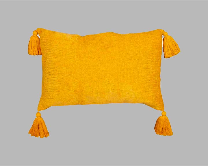 Cojín de ornato amarillo mostaza con borlas en las esquinas