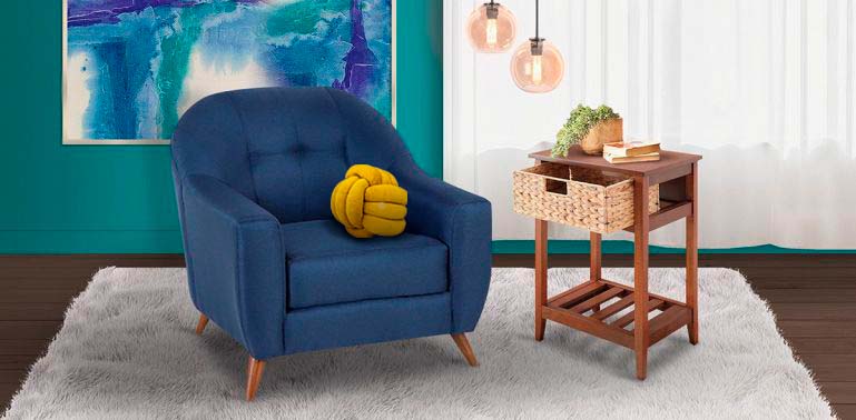 Una sala de estar con un sillón azul con un cojín amarillo en forma de nudo