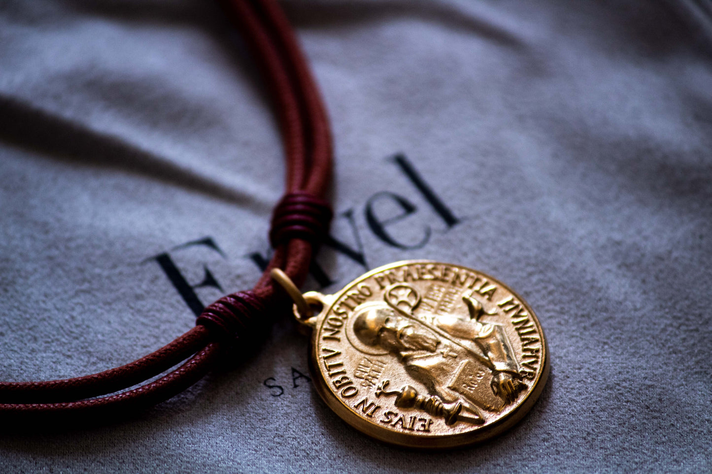 Medalla en oro con imagen de San Benito con cordón en color marrón