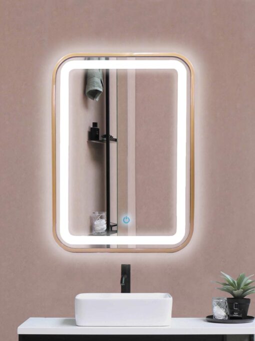 Espejo rectangular vertical con luz led en su contorno interior y en el esterior en color dorado refleja imagen de accesorios de baño